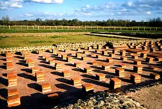 Photographie en couleurs d'empilements modernes de briques en terre cuite restituant le même dispositif antique.