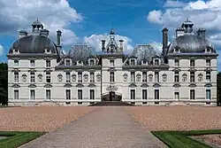 Le château de Moulinsart (vision d'artiste, en haut) et son modèle de Cheverny (en bas).