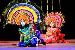 Des artistes du district de Purulia au Bengale occidental interprètant la danse Chhau.