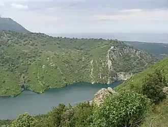 Vue sur la retenue du barrage d'Alesani. Au fond, la plaine et la mer.