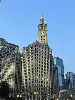 Vue sur l'arrière du bâtiment.