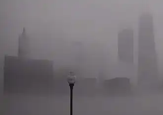 Un épais brouillard enveloppe le quartier de Streeterville (à droite on distingue le 875 North Michigan Avenue).