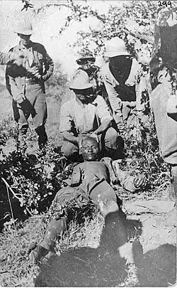 Photographie montrant les soldats sud-africains venant de retrouver le cadavre du roi Mandume en 1917