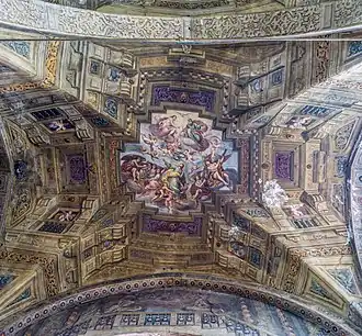 Une voute avec tant de choses qu'il est difficile de les décrire. Dans une atmosphère violette, multiples motifs, encorbellements, etc, au centre desquels apparait quelque chose qui pourrait être des personnes volantes entre ciel et terre.