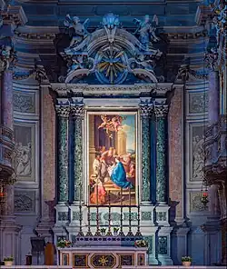 Le chœur de la Chiesa di Santa Maria della Pace (Brescia)&nbsp;(it), orné d'un tableau de Pompeo Batoni montrant la présentation de Jésus au Temple. Le tympan (architecture) est décoré de sculptures d'Antonio Calegari. Photo novembre 2020.