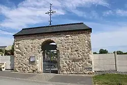 Le portail du cimetière.