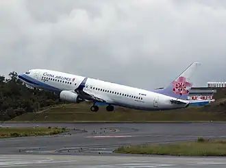 Le Boeing 737-800 impliqué dans l'accident, immatriculé B-18616, photographié à l'aéroport de Hiroshima en juillet 2006.