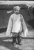 Enfant chinois américain en vêtements brodés, 1900.