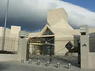 Murs blancs épurés de style cubique.