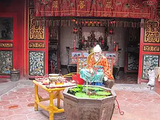 Statue de Jiang Ziya pêchant sans hameçon, attente fondée sur la théorie que le poisson viendra de lui-même quand il se sentira prêt