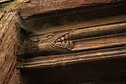 Dans la maison aux Dragons engoulants à Chinon.