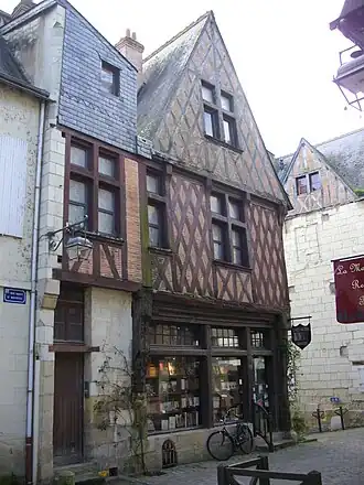 Plus rare, une maison d'angle, la maison aux Dragons engoulants.
