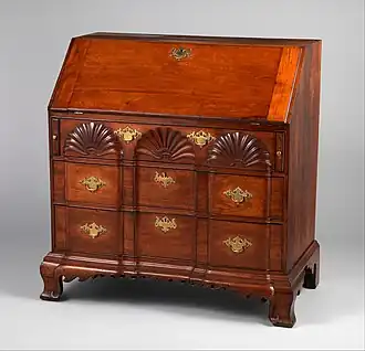 Secrétaire à pente américain en bois de cerisier, fin XVIIIe&nbsp;siècle, New York, Metropolitan Museum of Art .