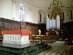 Le chœur de l'église avec le retable baroque du XVIIe&nbsp;siècle.