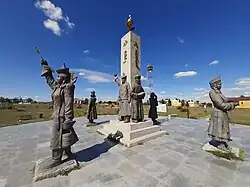 Un monument à Choybalsan représentant les 4 éthnies Mongoles