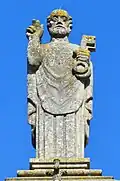 Saint Pierre(statue au sommet de l'église).
