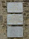 Plaques à l'extérieur de la chapelle privée située à côté de la chartreuse de la Chèze, à Chourgnac, où reposent Philippe Boiry et ses deux épouses.
