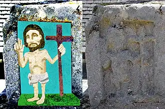 Détail colorisé de la base de la croix du Scouhel ; Calvaire rue de la Libération.