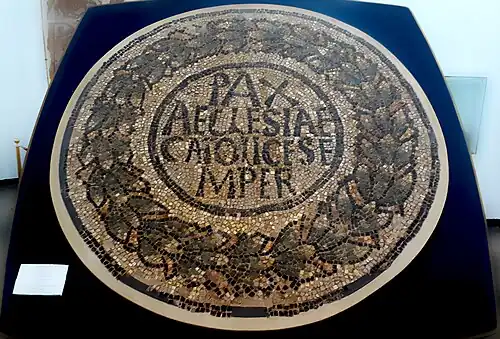 Précepte de l'église catholique avec comme inscription « Paix éternelle à l'église catholique », datée fin du IVe&nbsp;siècle