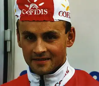 Photographie d'un cycliste portant une casquette retournée avec l'inscription Codifis.