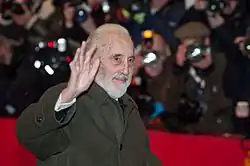 Christopher Lee à une avant-première en train de saluer le public.