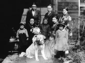 Hachikō avec son maître et sa famille, avant 1925.