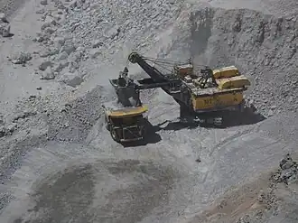 Travail dans le fond du cratère