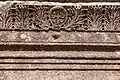 Détail du linteau de la porte ouest. On retrouve le motif de l'acanthe ou de palmette.