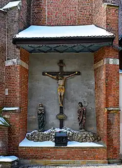 Golgotha sur le mur extérieur du presbytère, du côté de la rue Sławkowska.