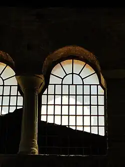 Vue de l'intérieur de l'église des arches et des fenêtres