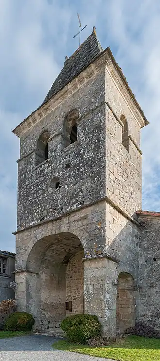 Le clocher-porche XVIIIe siècle.
