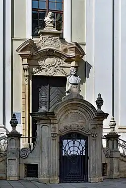 Entrée de l’église ainsi que les bustes de Stanisław Konarski et de saint Joseph Calasanz (au-dessus).
