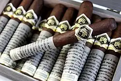 Photographie en couleurs extraite d'un film d'animation montrant une boite contenant de nombreux cigares.