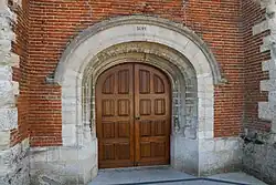 Le porche en plein cintre portant la date  de 1645 ..