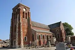 Vue de l'église côté cimetière.