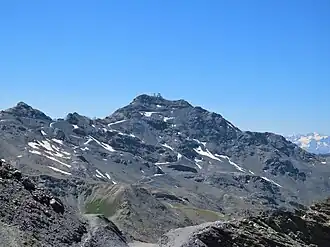 La cime de Caron et son téléphérique au sommet depuis le glacier de Péclet au nord-est.