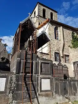 Une tombe avec une échelle pour pouvoir monter dessus.