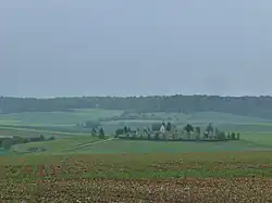 Vue éloignée du cimetière.