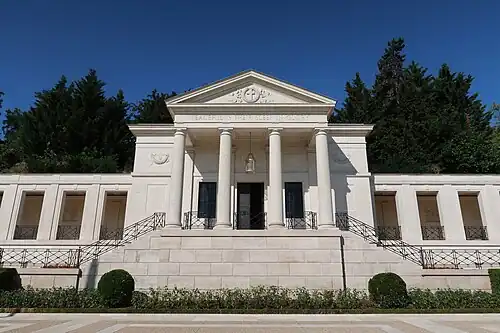 Chapelle avec l'inscription du fronton : « Peaceful in their sleep in glory » (traduction : « Paisibles dans leur sommeil de gloire »).