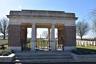 Entrée monumentale du cimetière britannique de Fins-Sorel.