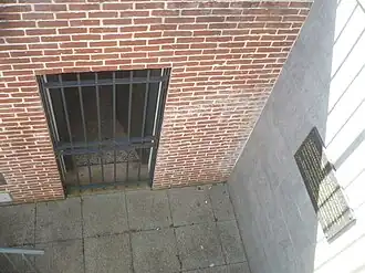 …à la porte grillagée de la crypte.