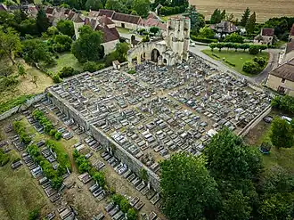Vue aérienne du cimetière de Donzy-le-près, à Donzy