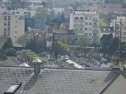 Vue du cimetière, au loin.