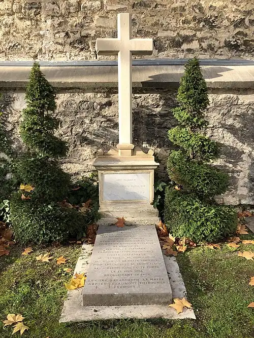 Caveau contenant les restes découverts lors de la démolition de l'ancienne église Saint-Lambert.