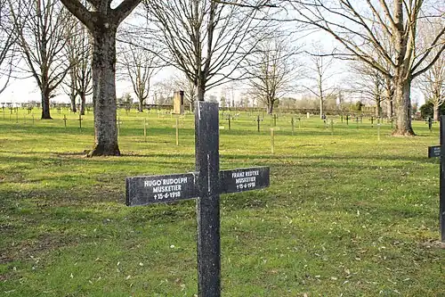 Sur les croix métalliques sont gravés en relief ,de chaque côté, les noms de deux soldats.