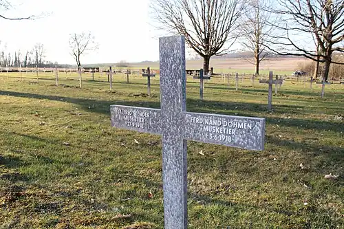 Les croix métalliques comportent chacune deux noms gravés en relief de chaque côté.