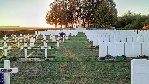 A gauche, tombes de soldats français.