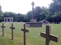 Cimetière Franco-Allemand vue sur le Calvaire breton du XVIe&nbsp;siècle transféré depuis le village de Le Tréhou (Finistère).