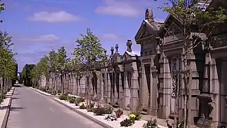 Caveaux funéraires dans une allée.