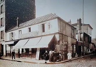 Un café-cinématographe au coin des rues Compans et du Pré-Saint-Gervais, vers 1910 (place des Fêtes actuelle).